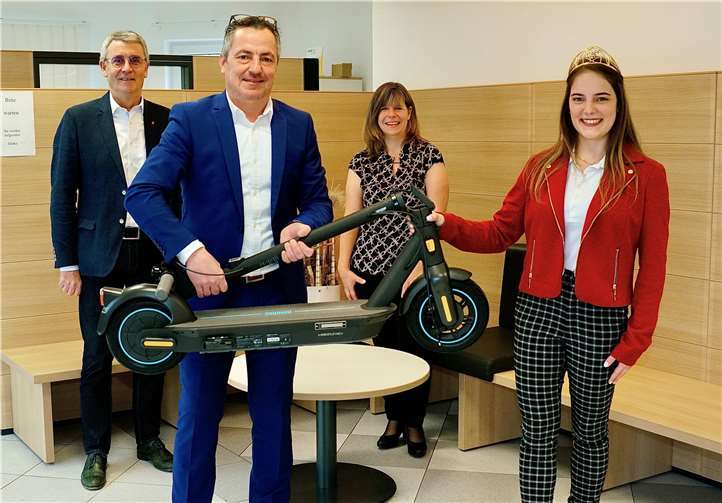 Während der Übergabe des „Ninebot Kickscooter“ in der HUK-Geschäftsstelle an die Deutsche Weinkönigin Eva Lanzerath.Fotos: privat