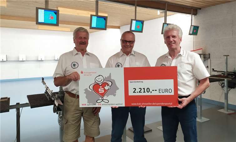 Während der Übergabe des symbolischen Schecks.Foto: privat