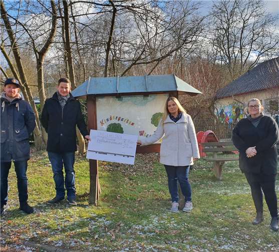 Während der Übergabe des symbolischen Schecks.Foto: privat