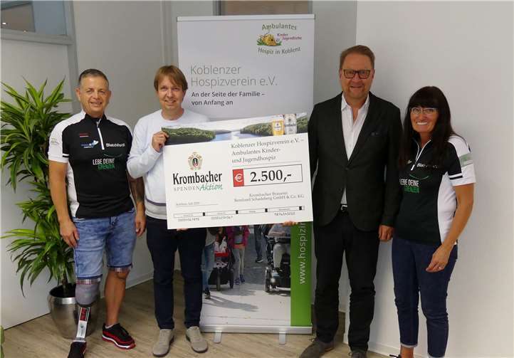 Während der Übergabe des symbolischen Spendenschecks.Foto: privat