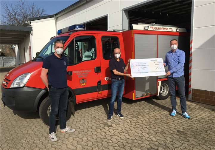 Während der Übergabe des symbolischen Spendenschecks.Foto: privat