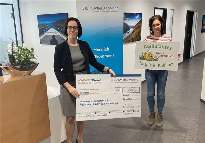 Während der Übergabe des symbolischen Spendenschecks.Foto: privat