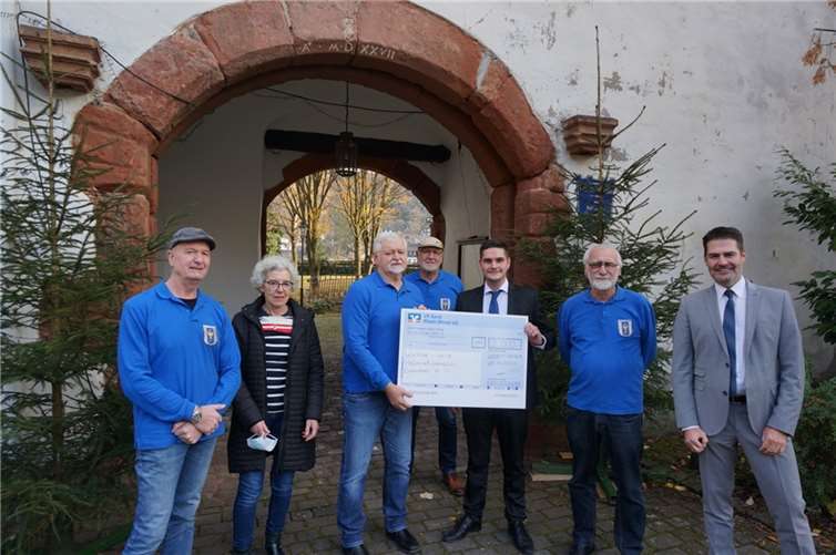 Während der Übergabe des symbolischen Spendenschecks.Foto: privat