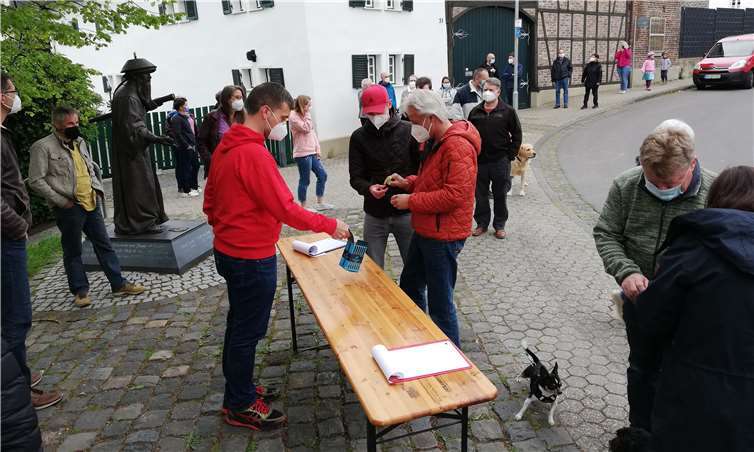 Während der Unterschriftenaktion.Quellen: Ortsgemeinde Lüftelberg