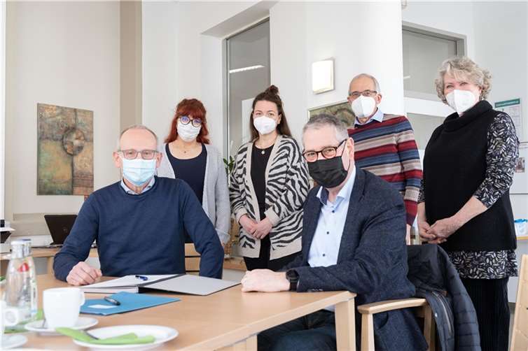 Während der Unterzeichnung der Kooperationsvereinbarungen mit dem Verein „Aktion Kleiner Prinz“. Foto: Stadtverwaltung/C.Steinborn