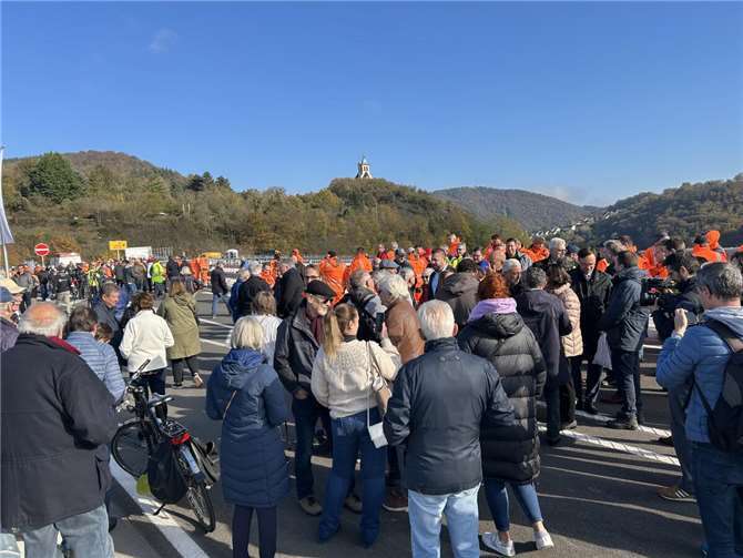 Während der Veranstaltung zur Freigabe konnte die Brücke zu Fuß erkundet werden. Fotos: Eva Dreiser / Stadtverwaltung Lahnstein