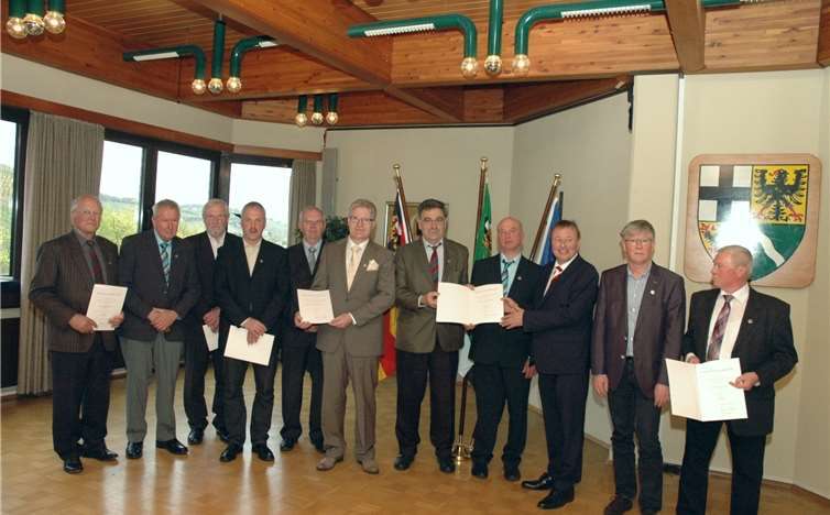 Während der Verleihung der Ehrennadel des Landes durch Landrat Dr. Jürgen Pföhler.UM