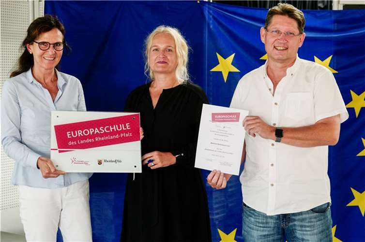 Während der Verleihung des Zertifikates Europaschule.Foto: Staatskanzlei Rheinland-Pfalz/Stefan F. Sämmer