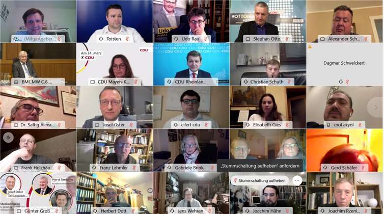 Während der Videokonferenz mit Bundesinnenminister Horst Seehofer.Quelle: Büro von Josef Oster