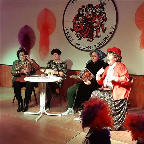 Während der Vintage-Sitzung „Möhnen in der Bütt“.