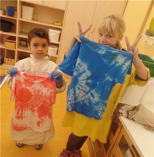 Während der „Weltreise“ wurde auch gebatikt, und die Kinder gestalteten eigene T-Shirts.privat