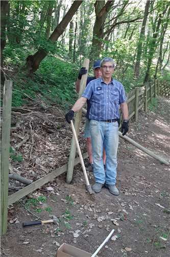 Während der Zaunreparatur.Foto: privat