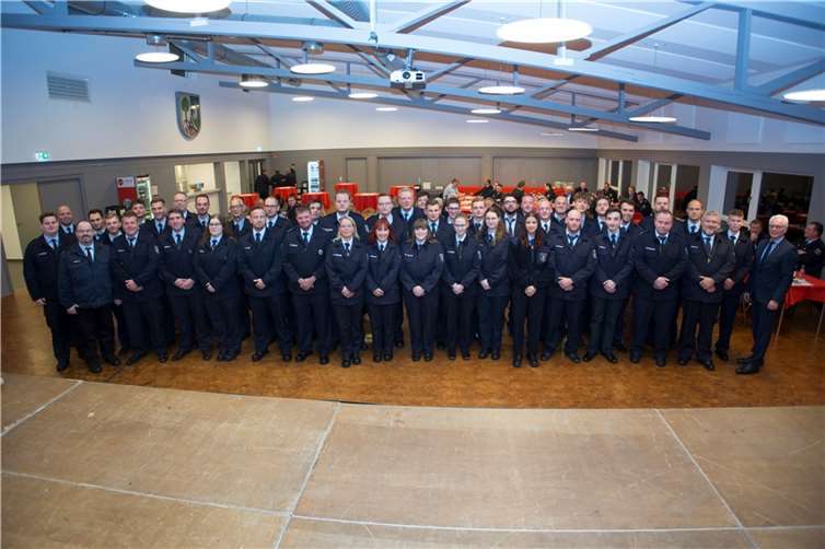 Während der Zusammenkunft wurden Verpflichtungen getroffen, Mitglieder befördert und Ehrenzeichen vergeben. Foto: Feuerwehr VG Puderbach/Wolfgang Tischler