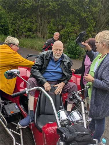 Während der gemütlichen Fahrt durch die Umgebung erinnerten sich viele an frühere Zeiten, an Motorräder und andere Fahrzeuge, mit denen sie einst selbst unterwegs waren.