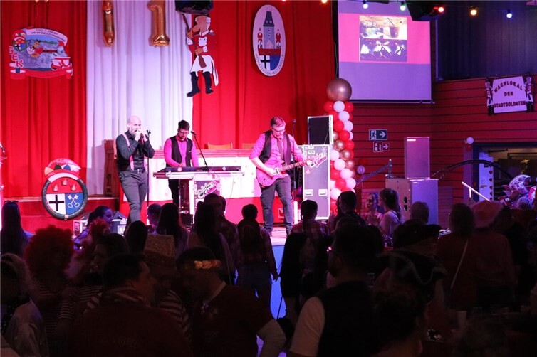 Während der gesamten mitreißenden Performance der Schäl Pänz waren die Jecken kaum zu halten.Fotos: Daniela Simon