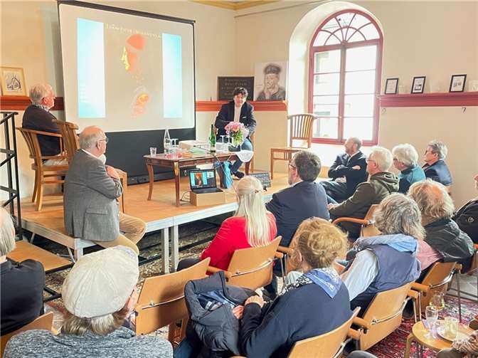 Während der informativen Veranstaltung in der ehemaligen Synagoge.  Quelle: Förderverein ehemalige Synagoge Bruttig
