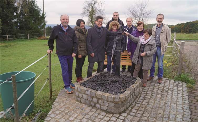 Während der internen kleinen Eröffnungsfeier, an der auch der Ortsbürgermeister Frank Becker und die 1. Beigeordnete Claudia Schnelle teilnahmen, konnte der Brunnen wieder in Betrieb genommen werden.privat
