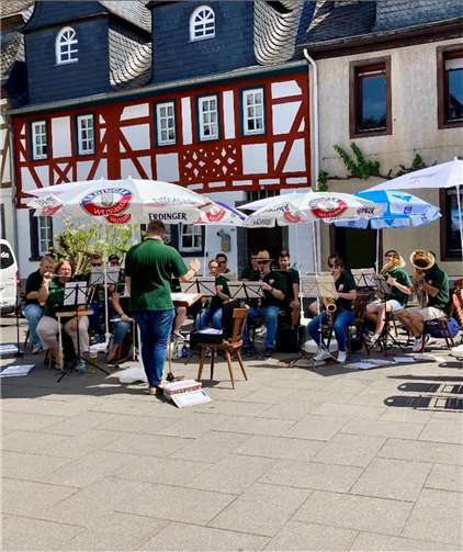 Während der offenen Probe auf dem Marktplatz. Quelle: Musikverein Kobern