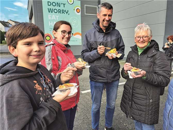 Während der sonnigen Momente ließen viele Besucher sich einen leckeren Bratapfel besonders gut schmecken. Fotos: FRE