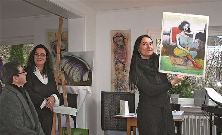 Während der von Angelika Ehrhardt-Marschall (3.v.l.) ins Leben gerufenen Benefiz-Veranstaltung präsentiert Beatrice Fermor ein weibliches Portrait des Künstlers Ali Zülfikar. -HG-