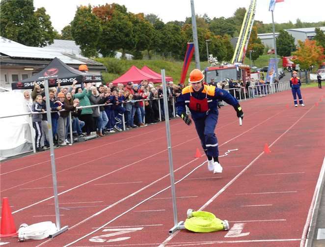 Während des 400 m-Staffellaufs galt es an zehn Stationen in kürzester Zeit verschiedene Einsatzaufgaben fehlerlos zu bewältigen.