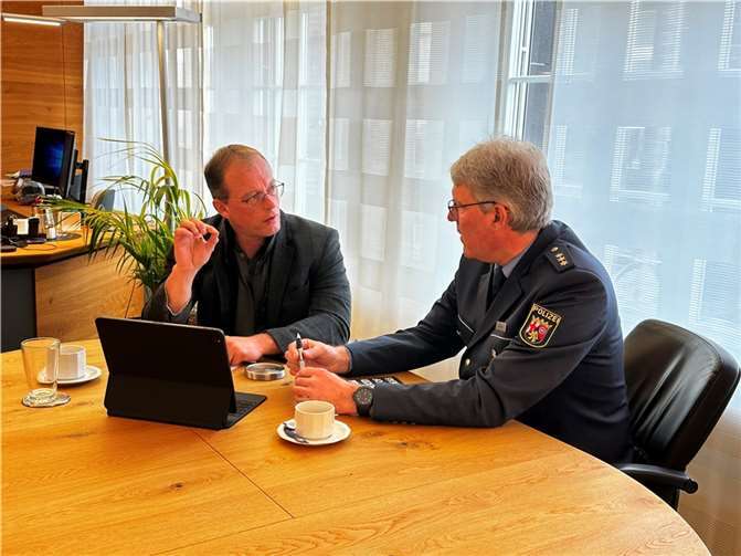 Während des Arbeitstreffens im Rathaus der Verbandsgemeinde Mendig haben sich Bürgermeister Jörg Lempertz (Mitte) und Polizeidirektor Patrick Brummer (rechts) über gemeinsame sicherheitsrelevante Themen ausgetauscht.