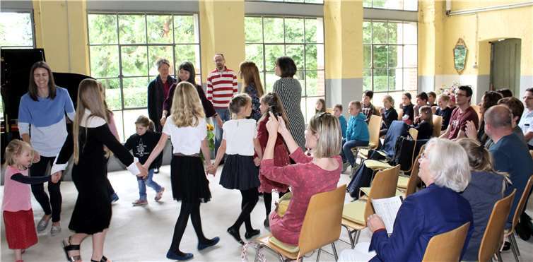 Während des Auftritts der Ballettratten warteten Trompeter und Sänger geduldig auf ihre Auftritt