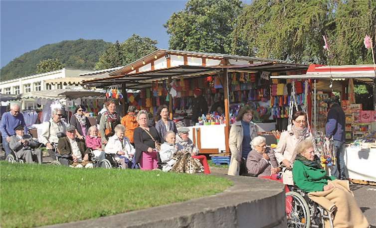 Während des Besuches auf dem "Zwibbelsmaat" beglückte die Bewohner der Sonnenschein. privat