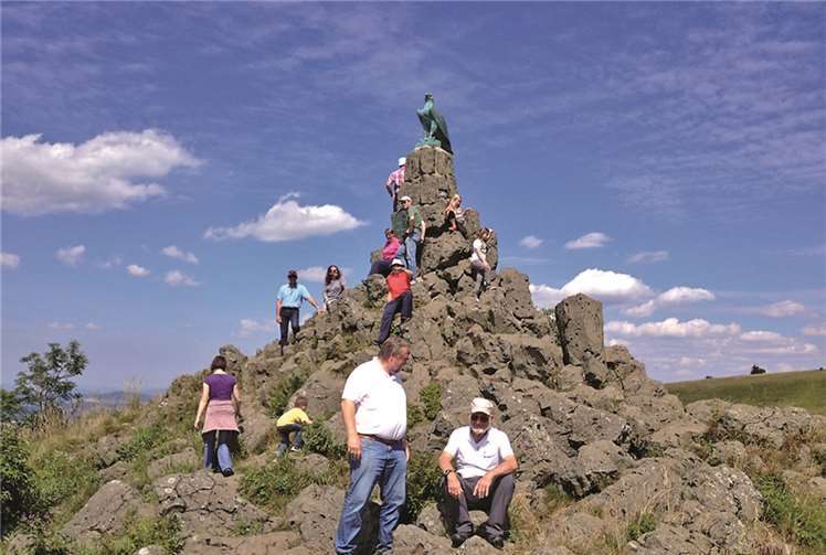 Während des Besuches auf der Wasserkuppe in der Rhön bestiegen die Piloten und Gäste des LVM natürlich auch das Fliegerdenkmal. privat