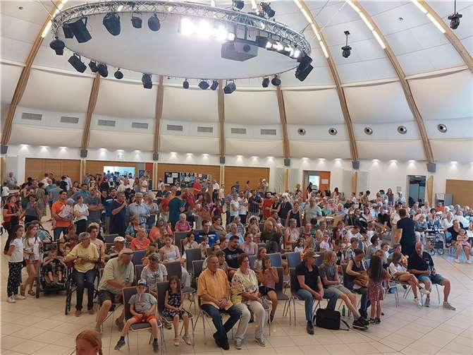 Während des Bühnenprogramms füllte sich die Kulturhalle auch nach kurzen Pausen immer wieder aufs Neue.  Fotos: OG Ochtendung