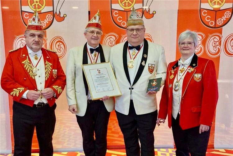 Während des CCO- Aktivenempfang erhielt CCO- Elferrat Armin Schramm mit dem CCO- Heinzemännchen die höchste karnevalistische Auszeichnung des Vereins.Von links: 2. CCO- Vorsitzender Thomas Grebel, 1. CCO- Vorsitzender Helmut Hohl,Armin Schramm, 2. CCO- Vorsitzende Eva Bonn Foto: Wolfgang Nagel (CCO)