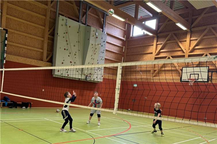 Während des Camps lernten die jungen Teilnehmer grundlegende Volleyballtechniken kennen, darunter das Pritschen, Baggern, Aufschläge sowie den Stemmschritt. Quelle: MSV