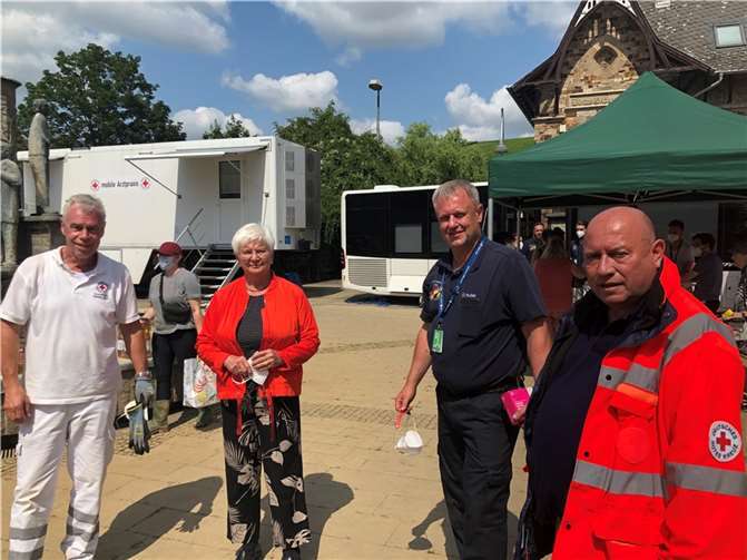 Während des Einsatzes im Ahrtal: v.li. Tom Schilling, Gerda Hasselfeldt (Präsidentin des Deutschen Roten Kreuzes), Olav Kullak (ehemaliger Leiter Impzentrum Koblenz), Leo Biewer (Präsident DRK Koblenz).
