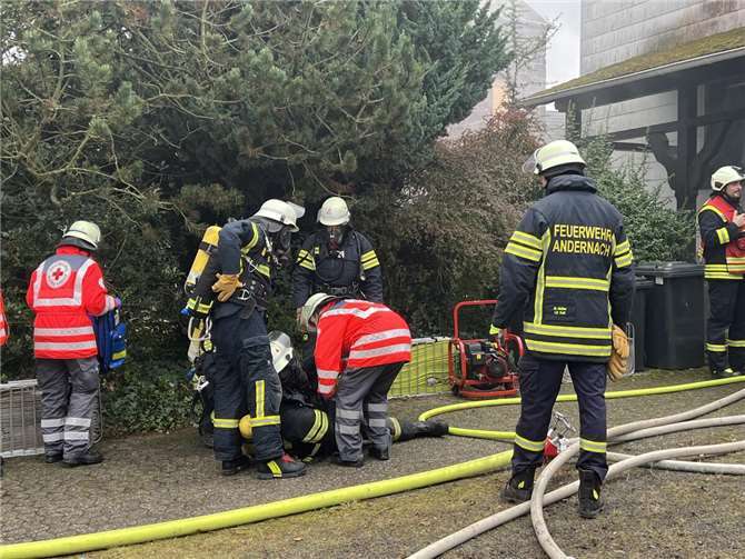 Während des Einsatzes kam es zu Komplikationen bei einem im Innenangriff befindlichen Kameraden.