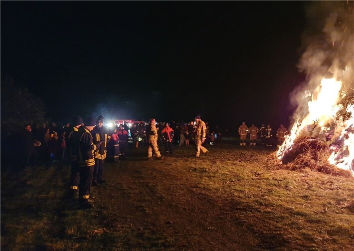 Während des Feuers verteilte St. Martin die Martinswecken. Fotos: privat