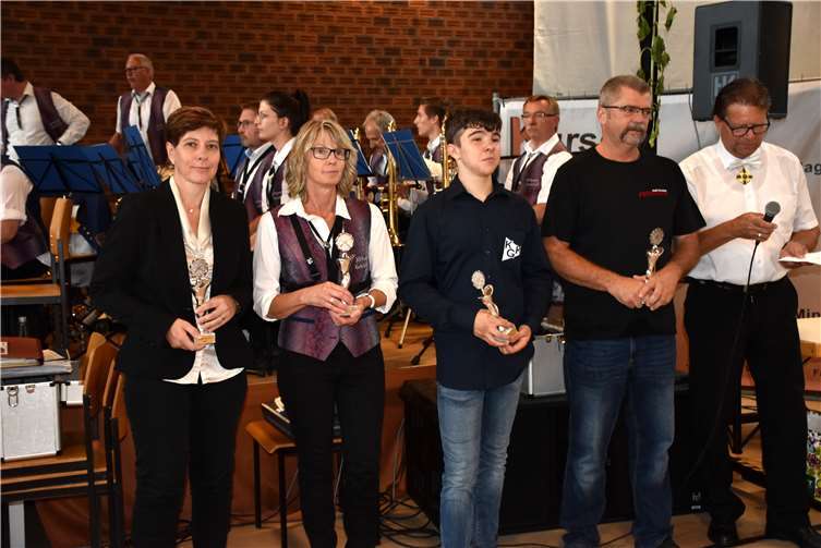 Während des Kirmesfrühschoppens erhielten die erfolgreichen Schützen des Bürgerkönigsschießens die Pokale.