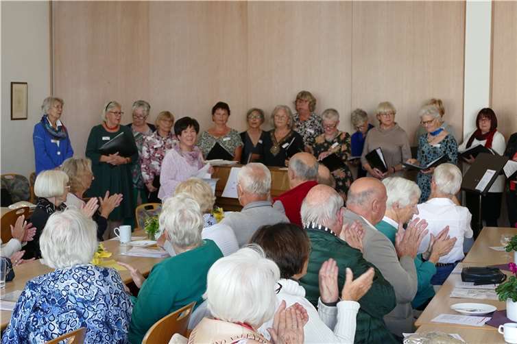 Während des Liedernachmittags im Pfarrsaal von St. Martin. Fotos: privat