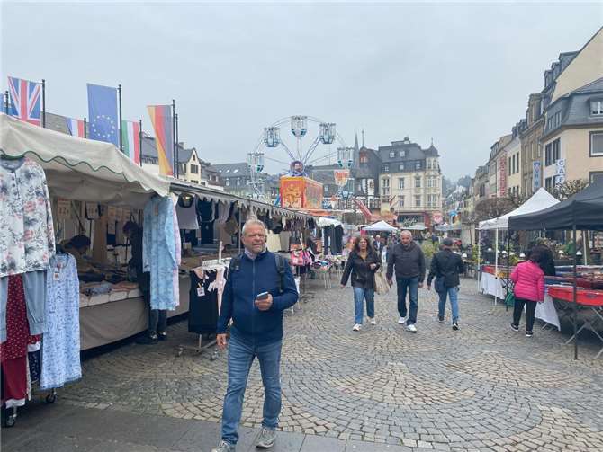 Während des Pressegesprächs war der Marktplatz auch am Dienstagvormittag dank des Frühlingsmarktes belebt.