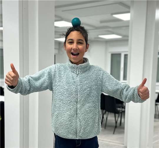 Während des Projekts konnten die Schüler verschiedene Zirkuskünste wie Jonglieren, Diablo und die Arbeit mit Akrobatikstäben ausprobieren.  Foto: privat