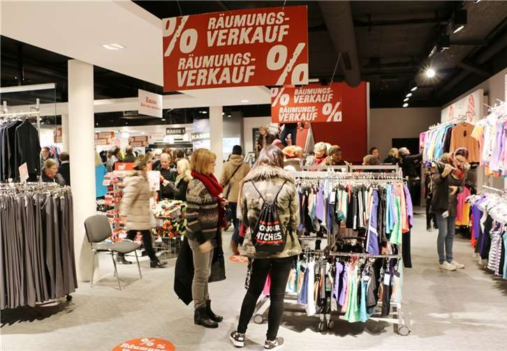 Während des Räumungsverkaufs wird es einen speziellen Rabatt geben. privat