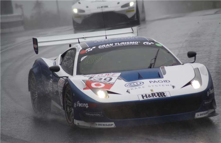 Während des Rennens wurde der Regen immer stärker und die Nordschleife immer rutschiger.Foto: Dietmar Deblon
