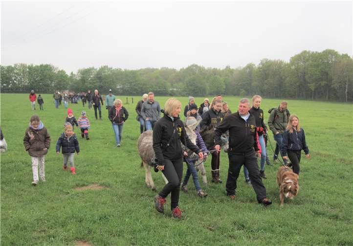 Während des Rundganges anlässlich der Blühstreifenaktion konnten die Teilnehmer das positive Zusammenspiel von Natur und Landbewirtschaftung wahrnehmen. Fotos: privat
