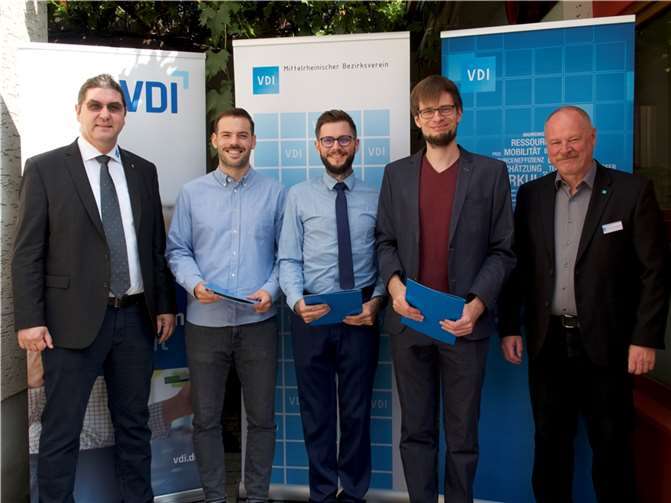 Während des Sommerfestes des Mittelrheinischen Bezirksvereins im VDI erhielten drei junge Ingenieure den Förderpreis des Bezirksvereins für ihre herausragenden wissenschaftlichen Masterarbeiten. v.li. Vorsitzender Dr. Thomas Kinsky, die Preisträger Stephan Fröhlich (M.Eng.), Tobias Steffen (M.Eng.), Patrick Mosen (M.Eng.) sowie der stellvertretende Vorsitzende Dipl.-Ing. Werner Schumacher. Foto: VDI