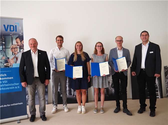 Während des Sommerfestes des VDI Mittelrheinischer Bezirksverein e.V., das in diesem Jahr im Keramikmuseum in Höhr-Grenzhausen stattfand, erhielten vier junge Absolventen der Hochschule Koblenz den VDI-Förderpreis für ihre herausragenden wissenschaftlichen Abschlussarbeiten. V.li. Dipl.-Ing. Werner Schumacher (Stellv. Vorsitzender des VDI-Bezirksvereins), die Preisträger Luca Thönnes B.Eng., Victoria Arend-Dillig B.Eng., Ronja Fischer M.Sc., Philipp Koberg M.Eng. und Vorsitzender des VDI-Bezirksvereins Dr. Thomas Kinsky.  Foto: VDI - Marianne Lotz