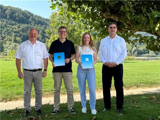 Während des Sommerfestes des VDI Mittelrheinischer Bezirksverein e.V., das in diesem Jahr im festlichen Saal der Jugendherberge Leutesdorf stattfand, erhielten zwei junge Hochschulabsolventen aus der Eifel den VDI-Förderpreis für ihre herausragenden ingenieurwissenschaftlichen Abschlussarbeiten. V.l. Dipl.-Ing. Werner Schumacher (Stellv. Vorsitzender des VDI-Bezirksvereins Mittelrhein, Koblenz), Preisträger Lukas Retterath M.Sc., aus Kempenich, Preisträgerin Marina Müller B.Eng. aus Plaidt, Dr. Thomas Kinsky (Vorsitzender des VDI-Bezirksvereins).  Foto: VDI - Marianne Lotz