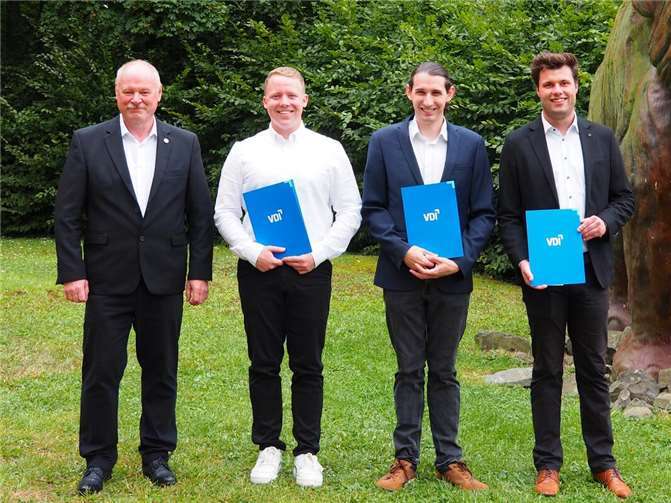 Oberzissener Ingenieur erhielt VDI-Förderpreis Während des Sommerfestes des VDI Mittelrheinischer Bezirksverein e.V., das in diesem Jahr im Museum Monrepos stattfand, überreichte der Vorsitzende des Bezirksvereins, Dipl.-Ing. Werner Schumacher, den drei jungen Absolventen der Hochschule Koblenz den VDI-Förderpreis für ihre herausragenden wissenschaftlichen Abschlussarbeiten (v.l.): Dipl.-Ing. Werner Schumacher (Vorsitzender des VDI-Bezirksvereins), die Preisträger Marvin Loch B.Sc., Johannes Uhrig M.Eng. und Sven Wenzel M.Eng. Foto: VDI - Marianne Lotz