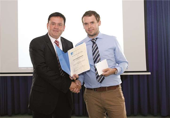 Während des Sommertreffens des Bezirksvereins Mittelrhein im Verein Deutscher Ingenieure e.V. (VDI) überreichte der Vorsitzende Dipl.-Wirtsch.-Ing. Jürgen R. Dietrich MBM (Univ.) den Förderpreis an Alexander Keller aus Nickenich. VDI