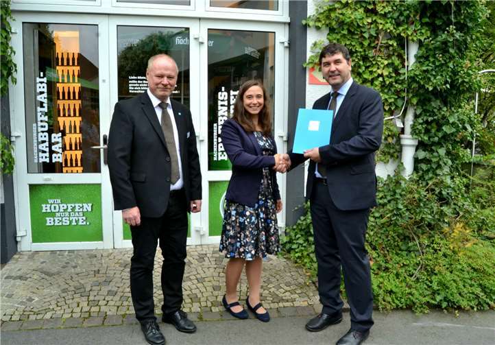 Während des Sommertreffens des Bezirksvereins Mittelrhein im Verein Deutscher Ingenieure e.V. (VDI) in der Hachenburger Brauerei überreichten die Vorsitzenden Dr. Thomas Kinsky (im Foto rechts) und Werner Schumacher (links) den Förderpreis an die beiden Masterabsolventen Nicole Bretthauer M.Eng. (jeweils Bildmitte) vom Rhein-Mosel-Campus der Hochschule Koblenz und Marcus Opdenberg, M.Sc. (jeweils Bildmitte) von der Universität Koblenz-Landau, für ihre herausragenden Studienabschlussarbeiten. Fotos: privat