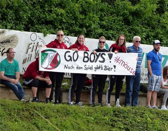 Während des Spiels wurden die Spieler durch die Damenmannschaft des VfR angefeuert.