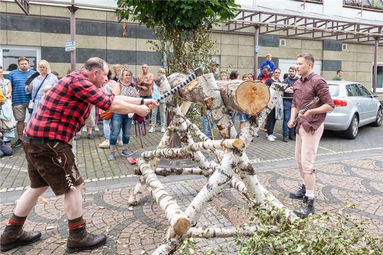 Während des Umzuges müssen die zwei Sappeure mit ihren Äxten die aufgestellten Holz-Sperren beseitigen.Foto: Dietmar Walter